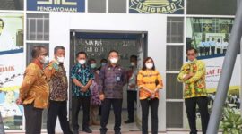 Kakanwil Kemenkumham  Jambi dan rombongan saat mengunjungi Unit Layanan Paspor Muaro Jambi, Jum'at (18/3/22). FOTO : Kanim Kuala Tungkal.