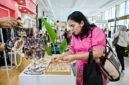Pengunjung melihat dan memilih produk kerajinan perhiasan mutiara yang dipamerkan di stan UMKM mitra binaan PT Pertamina (Persero) pada ajang INACRAFT October 2026 yang berlangsung di Jakarta International Convention Center (JICC), Jakarta. (FOTO : Dok. Pertamina)