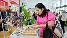 Pengunjung melihat dan memilih produk kerajinan perhiasan mutiara yang dipamerkan di stan UMKM mitra binaan PT Pertamina (Persero) pada ajang INACRAFT October 2026 yang berlangsung di Jakarta International Convention Center (JICC), Jakarta. (FOTO : Dok. Pertamina)