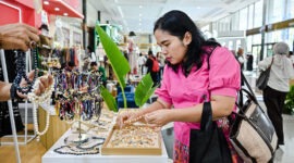 Pengunjung melihat dan memilih produk kerajinan perhiasan mutiara yang dipamerkan di stan UMKM mitra binaan PT Pertamina (Persero) pada ajang INACRAFT October 2026 yang berlangsung di Jakarta International Convention Center (JICC), Jakarta. (FOTO : Dok. Pertamina)
