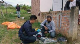 Anggota Polsek Kota Baru Tengah Melakukan Identifikasi di TKP. FOTO : Ist