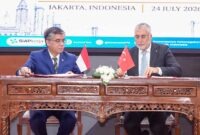 Menteri Ketenagakerjaan RI, Yassierli (kiri), bersama Menteri Perburuhan dan Jaminan Sosial Republik Turki, Vedat Işıkhan (kanan), menandatangani Protocol of the First Joint Working Commission (JWC) di Jakarta, Jumat (24/7/2026). (FOTO : Dok. Biro Humas Kemnaker)