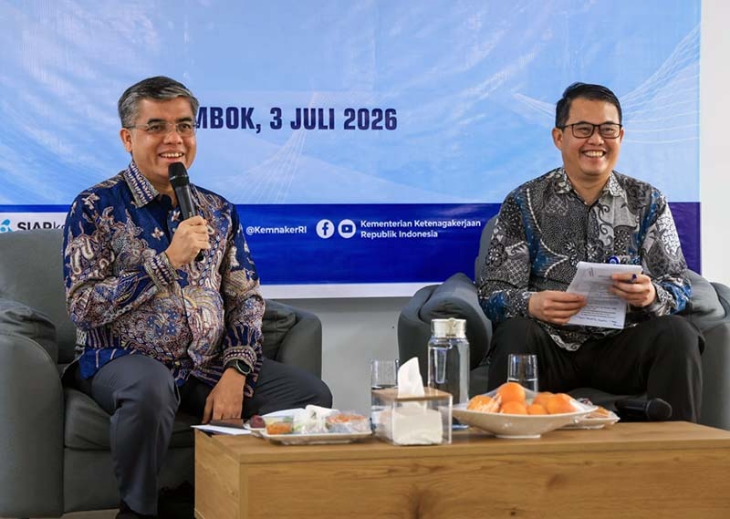 Menteri Ketenagakerjaan Yassierli saat menjadi pembicara dalam forum koordinasi ketenagakerjaan di Lombok Tengah, NTB, Jumat (3/7/2026). Dalam kesempatan tersebut, Menaker mengajak perusahaan di kawasan KEK Mandalika untuk memperluas kuota Program Magang Nasional (MagangHub) guna mencetak talenta lokal yang siap kerja. (Foto: Istimewa)