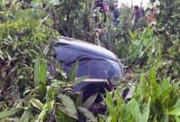 Penampakan Mobil Inova Bawa 5 Penumpang Masuk Parit di Desa Muntialo Betara, Tanjab Barat. [FOTO : Res Tjb]