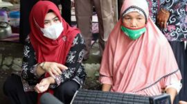 Didampingi Hj Fadhilah Sadat, Istri Pakde Guntoro menunjukkan hasil Briket Upih Pinang