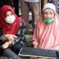 Didampingi Hj Fadhilah Sadat, Istri Pakde Guntoro menunjukkan hasil Briket Upih Pinang
