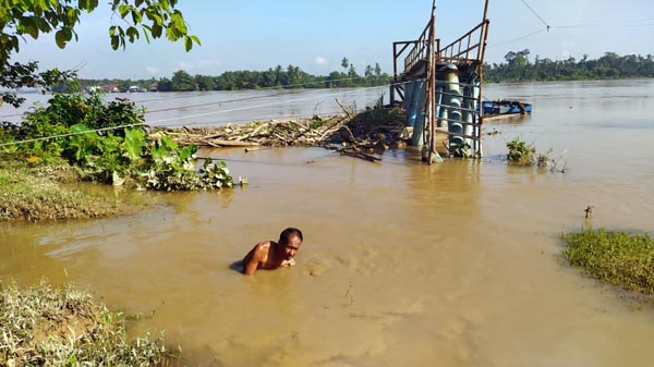 Pipa Intake PDAM Tirta Muaro Jambi Bocor di Perairan Sungai Batanghari. FOTO : Noval.