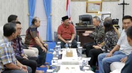 Bupati Anwar Sadat Ketika Menerima Kunjungan Calon Investor Jepang Bahas Potensi Perikanan Udang Mantis di Rumah Dinas Bupati, Senin malam (9/9/24). FOTO : Dokpim.