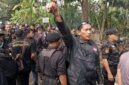 Komandan Satuan Tugas (Dansatgas) Ikatan Pemuda Bersatu (IPB) Provinsi Jambi, Donal Simanjuntak, tampak mengangkat tangan dengan kepalan tinju di tengah kerumunan anggota organisasi. (FOTO : Dok. Istimewa IPB Jambi)