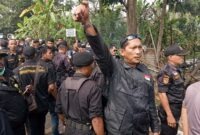 Komandan Satuan Tugas (Dansatgas) Ikatan Pemuda Bersatu (IPB) Provinsi Jambi, Donal Simanjuntak, tampak mengangkat tangan dengan kepalan tinju di tengah kerumunan anggota organisasi. (FOTO : Dok. Istimewa IPB Jambi)