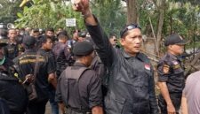 Komandan Satuan Tugas (Dansatgas) Ikatan Pemuda Bersatu (IPB) Provinsi Jambi, Donal Simanjuntak, tampak mengangkat tangan dengan kepalan tinju di tengah kerumunan anggota organisasi. (FOTO : Dok. Istimewa IPB Jambi)