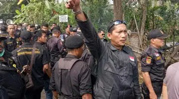 Komandan Satuan Tugas (Dansatgas) Ikatan Pemuda Bersatu (IPB) Provinsi Jambi, Donal Simanjuntak, tampak mengangkat tangan dengan kepalan tinju di tengah kerumunan anggota organisasi. (FOTO : Dok. Istimewa IPB Jambi)