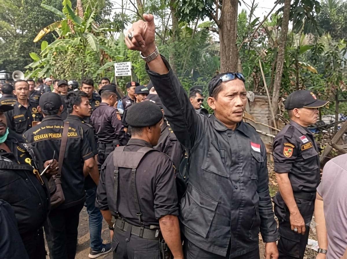 Komandan Satuan Tugas (Dansatgas) Ikatan Pemuda Bersatu (IPB) Provinsi Jambi, Donal Simanjuntak, tampak mengangkat tangan dengan kepalan tinju di tengah kerumunan anggota organisasi. (FOTO : Dok. Istimewa IPB Jambi)