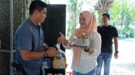 IPDA Yohanes Chandra Saat Dapat Kejutan dari Istri dan Anggota Polsek Sungai Gelam,  FOTO : Noval