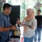 IPDA Yohanes Chandra Saat Dapat Kejutan dari Istri dan Anggota Polsek Sungai Gelam,  FOTO : Noval