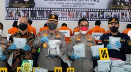 Kapolda Sumbar, Irjen Teddy Minahasa Saat Pres Rilis Penangkapan 41,4 Kg Sabu di Polres Bukittinggi. [FOTO : tribratanews.sumbar.polri.go.id] 