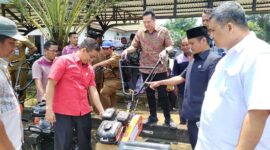 Ihsan Yunus (baju batik coklat) Menyerahkan Secara Simbolis Alat Mesin Pertanian Ke Petani di Kabupaten Muaro Jambi. FOTO : Istimewa
