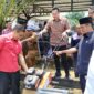 Ihsan Yunus (baju batik coklat) Menyerahkan Secara Simbolis Alat Mesin Pertanian Ke Petani di Kabupaten Muaro Jambi. FOTO : Istimewa