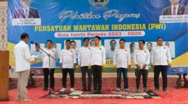 Ketua PWI Provinsi Jambi H Ridwan Agus Depati Saat Melantik Pengurus PWI Kota Jambi Periode 2023-2026 di Gedung Dharana Lastarya BNNP Jambi, Senin (12/6/23). FOTO : ISt

