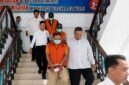 Tiga tersangka baru kasus dugaan korupsi Dana Alokasi Khusus (DAK) fisik pengadaan alat praktik SMK di Dinas Pendidikan Provinsi Jambi digiring petugas menuju ruang tahanan. Pelimpahan tahap II dari penyidik Polda Jambi ke Kejaksaan Negeri Jambi ini menandai babak baru pengusutan skandal rasuah yang merugikan keuangan negara hingga Rp21,8 miliar. (FOTO : Dok. Istimewa/kompas.com)