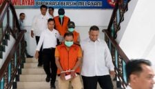Tiga tersangka baru kasus dugaan korupsi Dana Alokasi Khusus (DAK) fisik pengadaan alat praktik SMK di Dinas Pendidikan Provinsi Jambi digiring petugas menuju ruang tahanan. Pelimpahan tahap II dari penyidik Polda Jambi ke Kejaksaan Negeri Jambi ini menandai babak baru pengusutan skandal rasuah yang merugikan keuangan negara hingga Rp21,8 miliar. (FOTO : Dok. Istimewa/kompas.com)