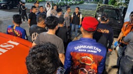 Polresta Jambi, Polsek Kota Baru, bersama Tim Inafis dan petugas Damkartan Kota Jambi melakukan olah TKP dan mengamankan lokasi, mendata korban luka, serta menyelidiki penyebab pasti kebocoran gas.pasca-insiden ledakan tabung gas 50 kg di area gudang katering Mal Jamtos, Selasa (22/9/2026) (FOTO : Sitimewa)