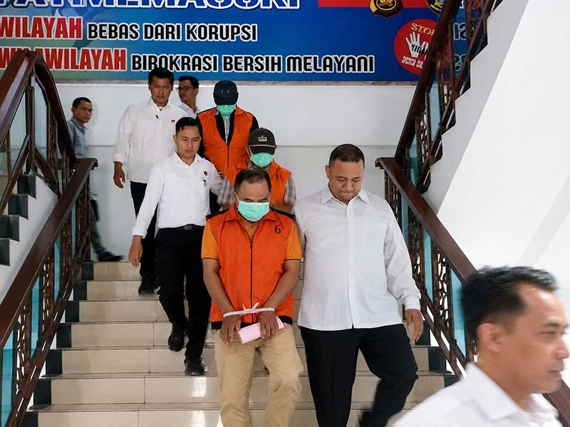 Tiga tersangka baru kasus dugaan korupsi Dana Alokasi Khusus (DAK) fisik pengadaan alat praktik SMK di Dinas Pendidikan Provinsi Jambi digiring petugas menuju ruang tahanan. Pelimpahan tahap II dari penyidik Polda Jambi ke Kejaksaan Negeri Jambi ini menandai babak baru pengusutan skandal rasuah yang merugikan keuangan negara hingga Rp21,8 miliar. (FOTO : Dok. Istimewa/kompas.com)