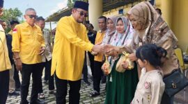 Ketua DPD Partai Golkar Muaro Jambi Ivan Wirata Saat Serahkan Satu Ekor Sapi Kurban ke DPD Partai Golkar Provinsi Jambi. FOTO : IST