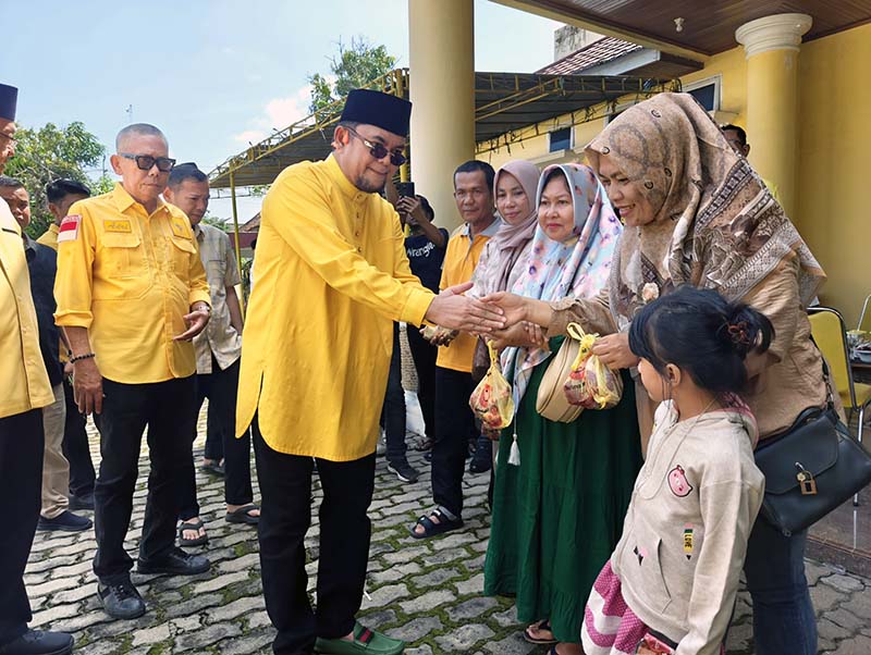 Ketua DPD Partai Golkar Muaro Jambi Ivan Wirata Saat Serahkan Satu Ekor Sapi Kurban ke DPD Partai Golkar Provinsi Jambi. FOTO : IST