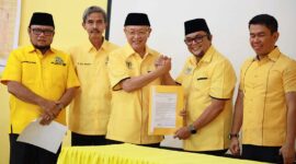 Ketua DPD Golkar Provinsi Jambi H. Cek Endra Serahkan SK Penetapan Pimpinan DPRD, Ivan Wirata Wakil Ketua DPRD Provinsi Jambi. FOTO : Viryzha