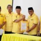 Ketua DPD Golkar Provinsi Jambi H. Cek Endra Serahkan SK Penetapan Pimpinan DPRD, Ivan Wirata Wakil Ketua DPRD Provinsi Jambi. FOTO : Viryzha