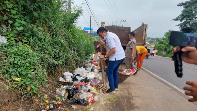 Ivan Wirata saat Turun Langsung di Lokasi Tumpukan Sampah di Lingkungan UIN SUTHA Jambi pada Minggu Malam (11/12/21). FOTO : Dhea