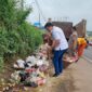 Ivan Wirata saat Turun Langsung di Lokasi Tumpukan Sampah di Lingkungan UIN SUTHA Jambi pada Minggu Malam (11/12/21). FOTO : Dhea