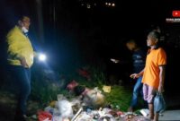 DPRD Provinsi Jambi, H. Ivan Wirata, ST, MM, MT Saat Cek Tumpukan Sampah yang dikeluhkan Warga di pinggir jalan Nasional Jambi-Pijoan Kabupaten Muaro Jambi tepatnya di wilayah lingkungan UIN SUTHA Jambi. FOTO : Youtube Ivan Wirata