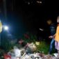 DPRD Provinsi Jambi, H. Ivan Wirata, ST, MM, MT Saat Cek Tumpukan Sampah yang dikeluhkan Warga di pinggir jalan Nasional Jambi-Pijoan Kabupaten Muaro Jambi tepatnya di wilayah lingkungan UIN SUTHA Jambi. FOTO : Youtube Ivan Wirata