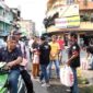 Iwo Tanjab Barat bagi-bagi Takjil Gratis ke Pengguna Jalan, Rabu (12/4/23). FOTO : Iwo