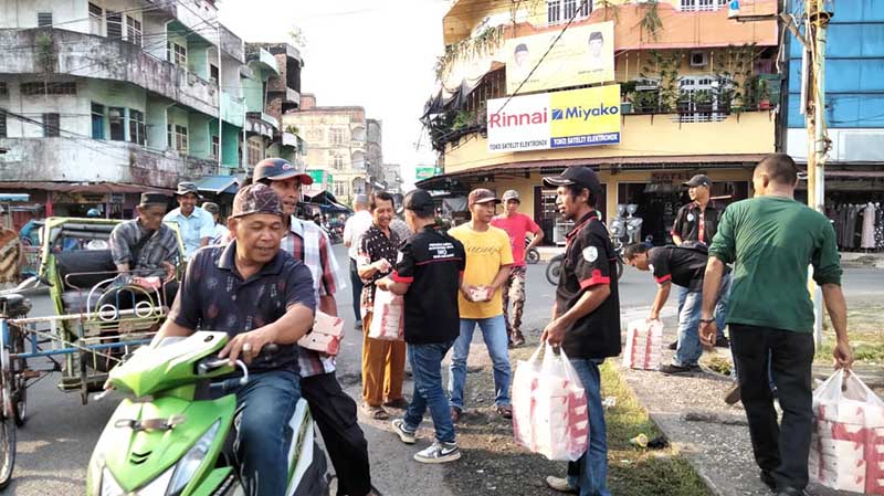 Iwo Tanjab Barat bagi-bagi Takjil Gratis ke Pengguna Jalan, Rabu (12/4/23). FOTO : Iwo