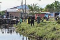Kegiatan Bakti Karya Pembersihan Aliran Parit Anak Sungai di Kelurahan Patunas Wilayah Kodim 0419/Tanjab. FOTO : Istimewa 