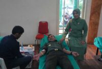 Danrem 042/Gapu didampingi Ketua Persit Kartika Chandra Kirana Korcab Rem 042 PD II/Swj ibu Ny. Leni Rachmad saat mendonorkan darah, Selasa (12/12/23). FOTO : Penrem 042/Gapu