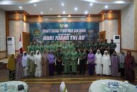 Danrem 042/Gapu Kolonel Inf Rachmad bersama Pejabat Korem dan Ketua Persit beserta Anggota foto dengan para Warakawuri, Rabu (13/12/23). FOTO : Penrem 042/Gapu.