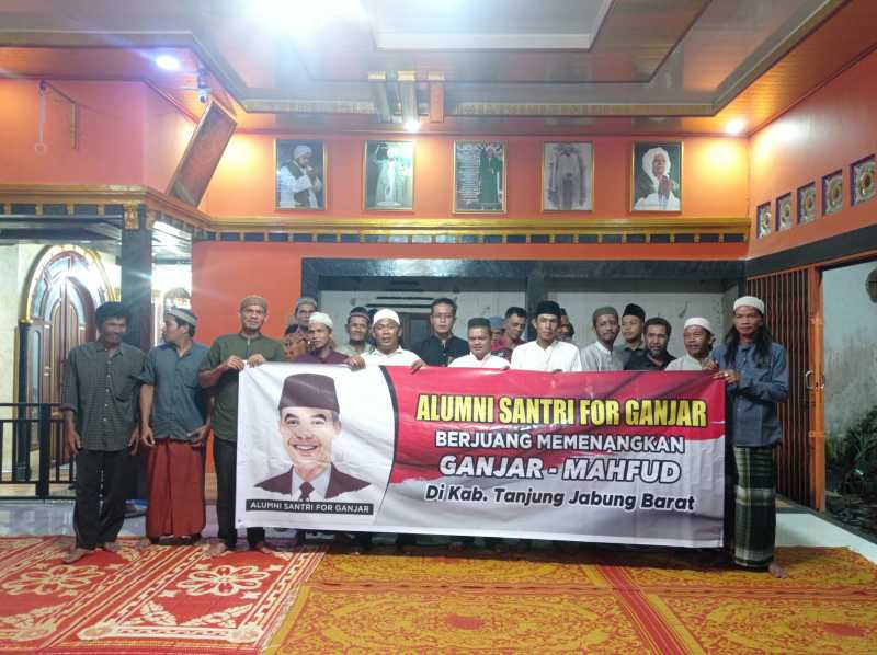 Ketua bersama Alumni Santri dan para simpatisan Ganjar-Mahfud foto bersama. FOTO : Istimewa 