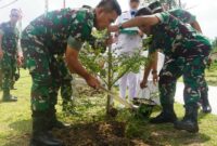 Danrem 042/Gapu Kolonel Inf Rachmad pimpin penanaman pohon. FOTO : Penrem 042/Gapu 