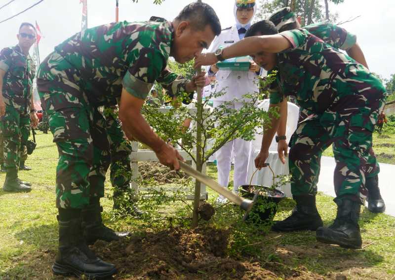 Danrem 042/Gapu Kolonel Inf Rachmad pimpin penanaman pohon. FOTO : Penrem 042/Gapu 