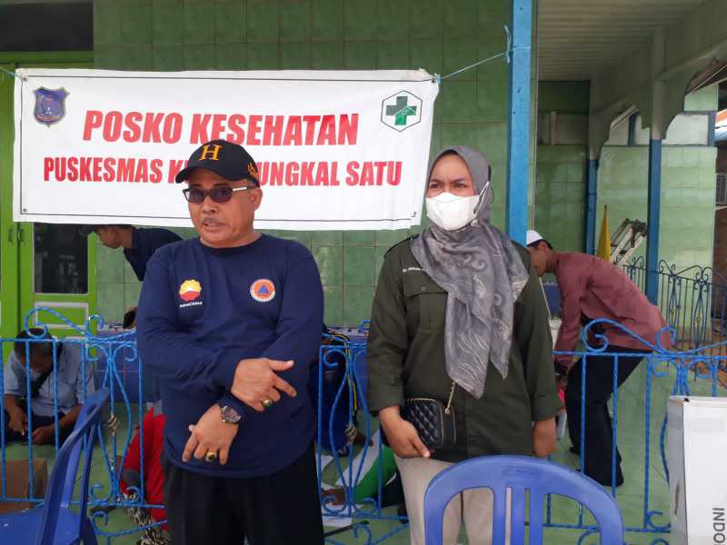 H Zaharuddin didampingi Kepala Puskesmas Kuala Tungkal I (Satu). FOTO : LT/Bas 