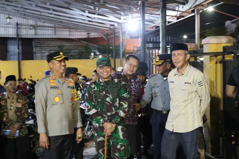 Dandim 0419/Tanjab Letkol Arm Dwi Sutaryo bersama Kapolres AKBP Padli dampingi Sekda H Agus Sanusi Monitoring Ibadah Misa Natal di Gereja dalam Kota Kuala Tungkal, Minggu Malam (24/12/23). FOTO : Humas