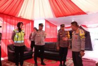 Kapolres Tanjab Barat AKBP Padli, SH, SIK, MH berikan pengarahan kepada Petugas saat tinjau Pos Pengamanan Operasi Lilin 2023 di Terminal Kota Kuala Tungkal, Selasa (26/12/23). FOTO : Humas 