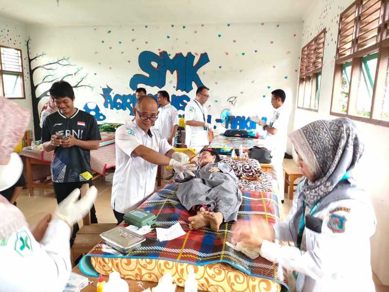 Kegiatan Khitanan Massal gratis kerjasama BMH Jambi dengan Dinkes Puskesmas Rawat Inap Sukarejo Betara di SMK Agribisnis Luqman Al-Hakim, Kamis (28/12/23). FOTO : Istimewa