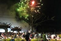 Pertunjukan Kembang Api di Area Klenteng Kuan Kong Bio Kuala Tungkal saat malam pergantian Tahun, Senin (1/1/24). FOTO : LT/Bas