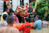 Komandan Kodim 0416/Bute Letnan Kolonel Inf Arief Widyanto bersama Gubernur Jambi H Al Haris bantu Evakuasi Warga terdampak Banjir. FOTO : Penrem 042/Gapu