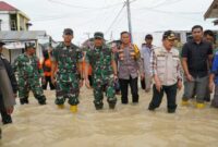 Danrem 042/Gapu Brigjen TNI Rachmad, S. IP Tinjau kondisi banjir di Kabupaten Kerinci, Kamis (4/1/24). FOTO : Penrem 042/Gapu